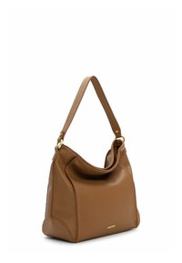 Hnědá kožená kabelka přes rameno s hladkou texturou, zakřiveným designem a krátkým popruhem, zdobená kováním ve zlaté barvě a s minimálním detailem.