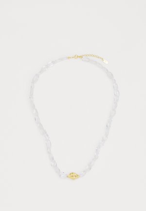 Heldere kralenketting met ovale kralen en een goudkleurig schelpaccent, voorzien van een kreeftsluiting en een verlengkettinkje.