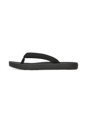 Schwarze Flip-Flop-Sandale mit strukturierter Sohle und breitem Stoffriemen, von der Seite auf weißem Hintergrund gezeigt.