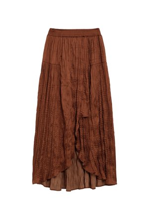 Falda midi marrón arrugada con cintura fruncida y paneles delanteros superpuestos que crean un aspecto en capas y texturizado.