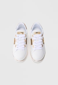 Sneakers bianche con dettagli in oro, caratterizzate da una tomaia in pelle liscia, punta arrotondata, design con lacci e pannello laterale con texture. Presente dettaglio logo oro.