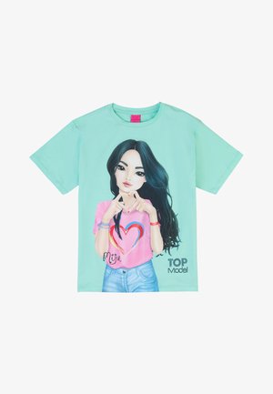 T-shirt verde menta con illustrazione di un personaggio in camicia rosa con un design a cuore. Maniche corte, materiale in cotone, vestibilità comoda.