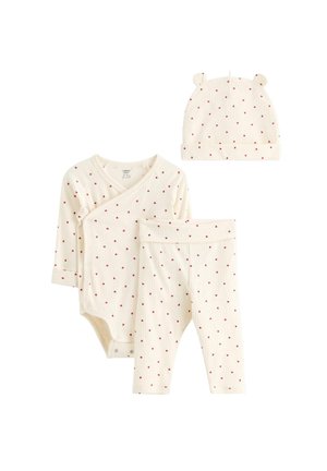 Crèmekleurige babykleding set met kleine rode hartjes, inclusief een romper met lange mouwen, broek en muts met berenoren.