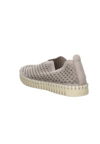Scarpa slip-on in suède grigio chiaro con design ondulato testurizzato. Presenta una tomaia perforata, suola in gomma spessa di colore crema e un'asola per il tallone.