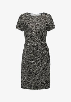 Robe à manches courtes en noir et blanc avec un motif papillon et floral, présentant un détail froncé sur le côté droit.