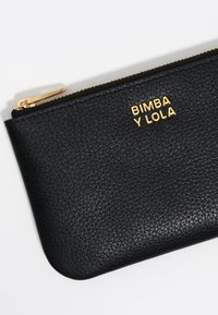 Zwarte leren etui met een gestructureerd uiterlijk en een gouden logo "BIMBA Y LOLA", met een ritssluiting en een gouden hardware accent langs de rand.