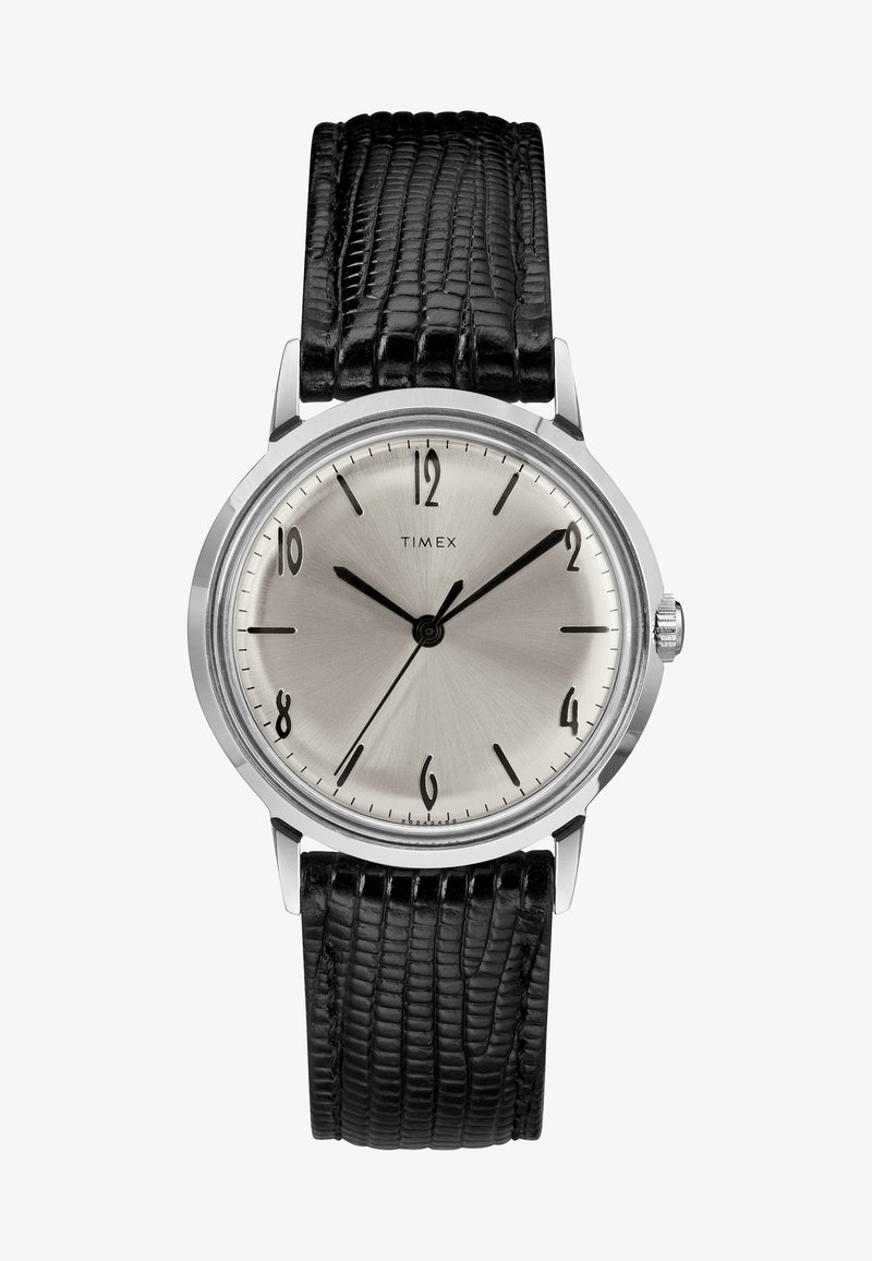 Orologio Timex in argento con cinturino in pelle nera a texture di lucertola, indici delle ore neri e lancette che segnano le 10:08:37.