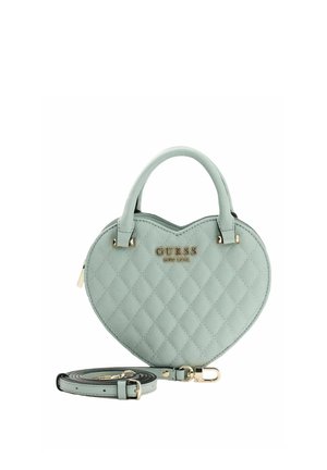 Sac à main en forme de cœur en similicuir bleu pastel, texture matelassée, avec un logo doré, deux poignées supérieures et une bandoulière amovible.