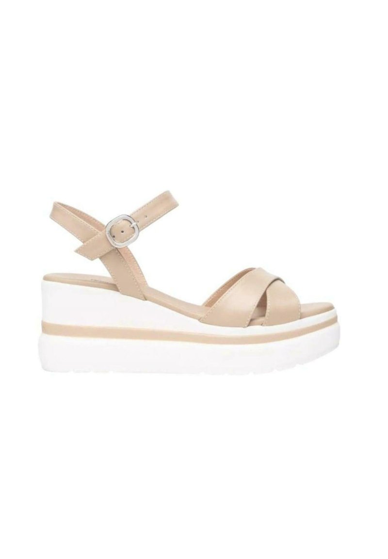 Sandali platform beige con una ampia cintura incrociata, cinturino alla caviglia regolabile e una suola bianca testurizzata con una striscia di accento color bronzo.