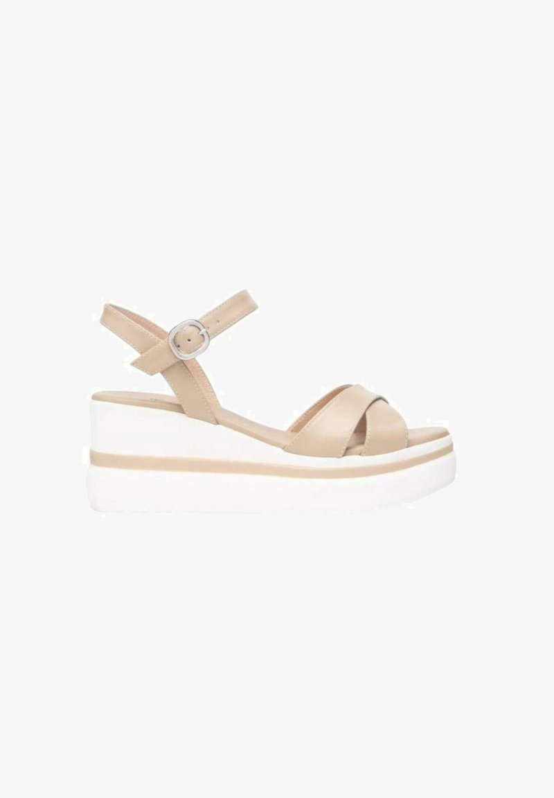 Sandali platform beige con una ampia cintura incrociata, cinturino alla caviglia regolabile e una suola bianca testurizzata con una striscia di accento color bronzo.