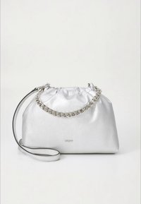 Stříbrná kožená kabelka s nařaseným horním lemem a ozdobným řetízkovým držadlem. Obsahuje oddělený popruh pro nošení přes rameno.