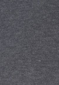 Tejido de color gris oscuro, estriado, con una superficie texturizada. Presenta finas líneas verticales y una apariencia suave y ligeramente difusa.