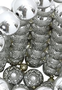 Zilver metallic spheres met verschillende texturen, gerangschikt in een gestapelde configuratie. Inclusief gladde en gemusterde oppervlakken, met een paar gouden accenten.