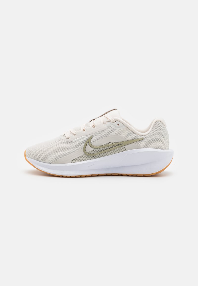 Nike Performance DOWNSHIFTER 13 - Bėgimo batai plentui - phantom/neutral olive/light bone/light brown/sail