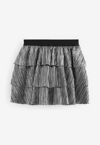 Jupe plissée noire à couches superposées, avec une large ceinture et un tissu texturé et brillant qui crée de la profondeur et du mouvement.