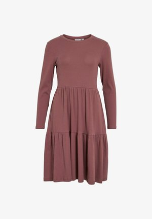 Pikad varrukad, soonik kleit tolmuroosas, millel on istuv bodi ja laienev, kihiline seelik ning ümar kaelus. Pehme puuvillane tekstuur.