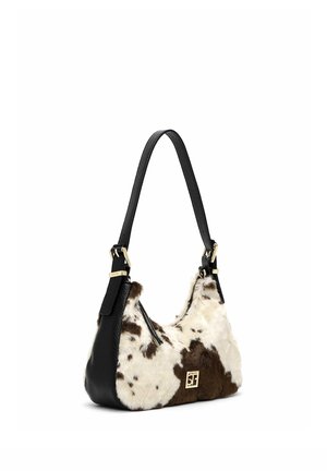 Kleine handtas met bruin-witte imitatiebont body, zwarte leren band en logo en hardware in goudkleur.