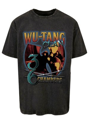 Schwarzes Baumwoll-T-Shirt mit einem grafischen Design, das "Wu-Tang Clan" und "36 Chambers" in buntem Text zeigt, umgeben von stilisierten Bildern.