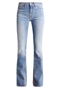 Ljusblå denimjeans med utsvängd nederdel och en blekt finish, med medelhög midja, subtila sömmar och klassisk femfickdesign.