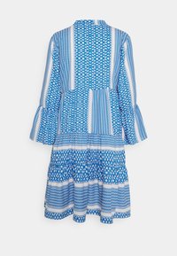 Vestido azul con estampado, de mangas largas y puños acampanados. Presenta diseños geométricos y rayas horizontales, con una falda en capas en el dobladillo.