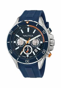 Orologio cronografo Nautica con quadrante blu, indicatori argentati, tre sottoquadranti, display della data, accenti arancioni e cinturino in silicone blu texture.