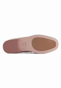 Rozā zole ar teksturētu saķeri un mazu papēdi. Uz zoles ir izdrukāts zīmola nosaukums "Nine West" un izmērs "37".