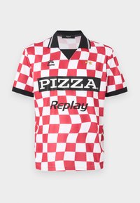 Rød- og hvidternet kortærmet trøje med sort krave, "PIZZA" logo og to stjerner over mærkenavnet. Glat stofoverflade.