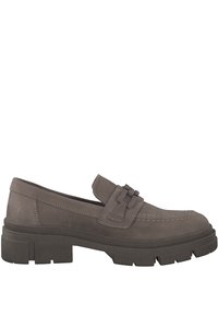 Mocasín de ante gris con suela de goma gruesa, que presenta detalles de costura y una banda decorativa a lo largo del empeine. Diseño clásico sin cordones.