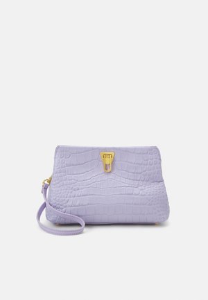 Lavendel faux leren handtas met een krokodillenstructuur, gouden sluiting en een plat ontwerp. Inclusief een afneembare riem voor veelzijdigheid.