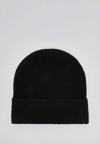 Bonnet noir en tricot avec un revers plié, posé à plat sur un fond gris clair.