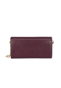 Borsa a pochette in pelle bordeaux con una superficie liscia, forma rettangolare e tracolla in catena dorata. Design semplice, senza hardware visibile.