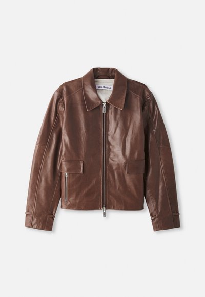 Giacca in pelle marrone con ampio colletto, chiusura frontale con zip, due tasche anteriori e maniche lunghe con dettagli sulle cuciture.