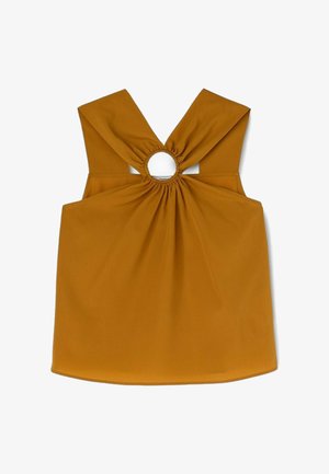 Bezrękawnik w kolorze musztardowym z szerokimi ramiączkami krzyżującymi się na plecach i marszczonym okrągłym wycięciem na środku pleców.