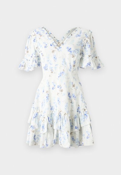 Gėlių suknelė su V-formos iškirpte, trumpomis volanėlėmis, sluoksniuota volanų sijona, šviesiai mėlynos spalvos audinys, su mažais mėlynais ir rudais gėlių raštais.