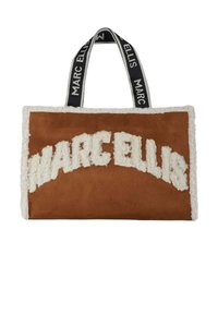 Braune Wildleder-Shopper-Tasche mit weißen, strukturierten Buchstaben "MARCELLIS" und flauschigen Akzenten, mit zwei schwarzen und weißen Griffen, bedruckt mit Logos.