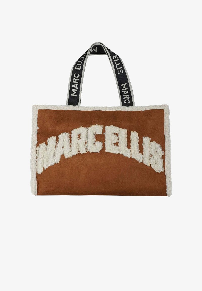 Braune Wildleder-Shopper-Tasche mit weißen, strukturierten Buchstaben "MARCELLIS" und flauschigen Akzenten, mit zwei schwarzen und weißen Griffen, bedruckt mit Logos.
