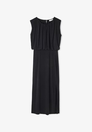 Vestido negro con un top drapeado y textura arrugada, silueta recta y una abertura lateral para facilitar el movimiento.