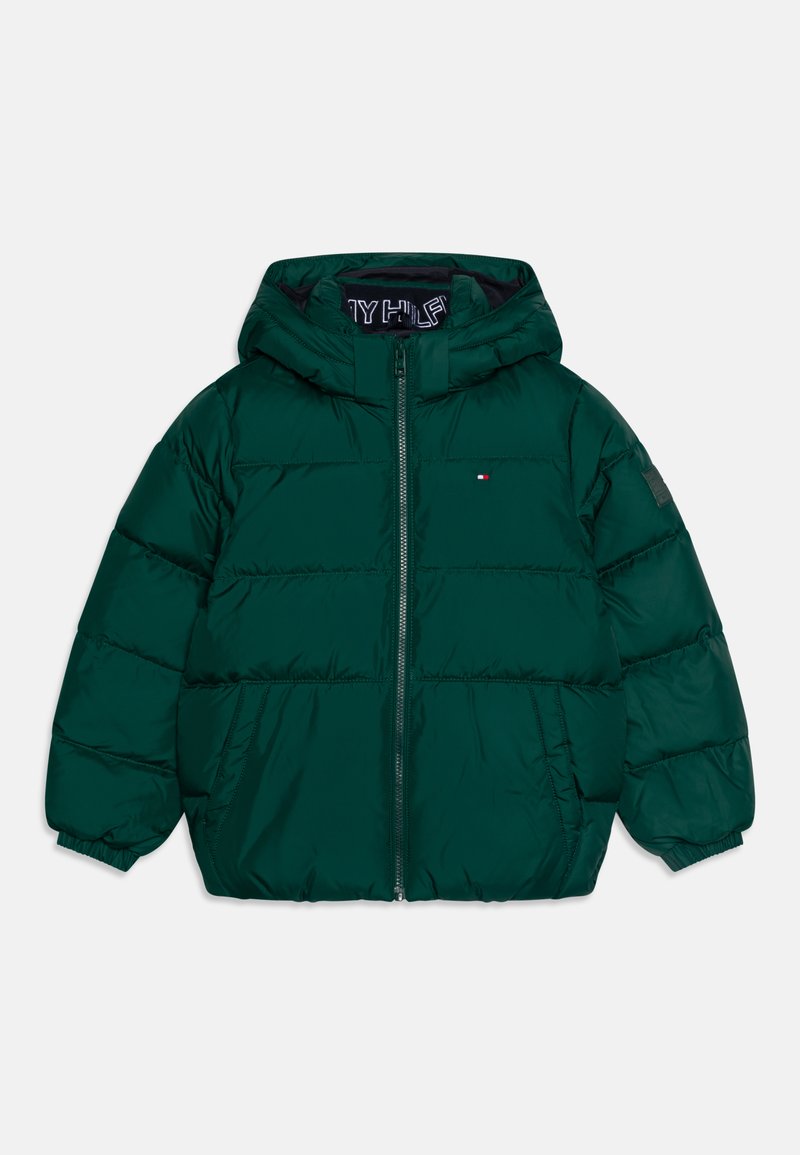 Casaco puffer verde com capuz, apresentando um fecho na frente, punhos elásticos e um pequeno logotipo no peito. Material macio e acolchoado.