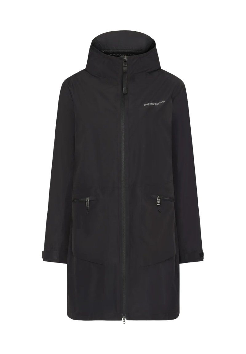 Schwarze wasserdichte Jacke mit hohem Kragen, Frontreißverschluss, zwei Vorderaschen und einem leicht verlängerten Design. Glatte Textur und minimalistischer Stil.
