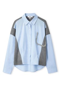 Camisa de botones en azul claro y gris con cuello, con una tela gris texturizada, un ribete decorativo en el bolsillo y un dobladillo curvado.