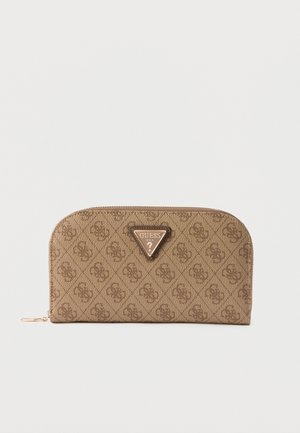 Portefeuille en textile marron avec un motif de logo embossé, une quincaillerie triangulaire dorée avec logo et une fermeture éclair.