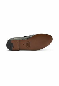 Schwarzer Lederschuh mit glatter Oberfläche, runder Zehenform und brauner Ledersohle, die ein Logo und dekorative Hardware-Akzente aufweist.