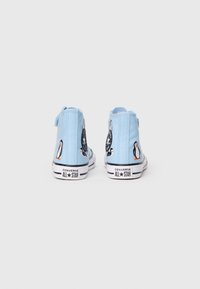 Pár svetlomodrých vysokých tenisky Converse All Star s ilustráciami tučniakov na bielom pozadí.