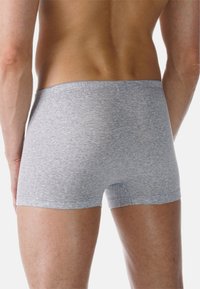 Grå bomullskalsonger med en mjuk textur, låg midja och en sömdesign bak. Inga synliga logotyper eller mönster.