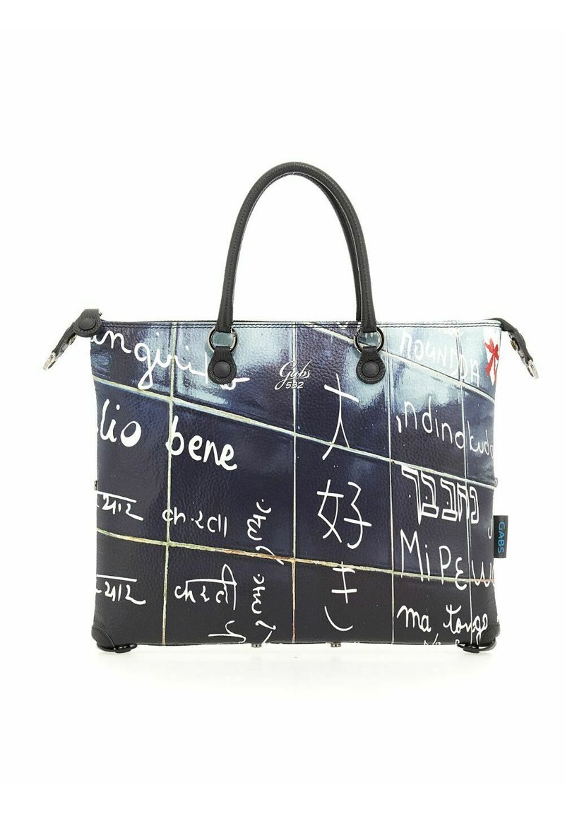 Borsa nera con finitura lucida, caratterizzata da testo scritto a mano bianco in diverse lingue. Due manici neri, parte superiore con zip e angoli arrotondati.