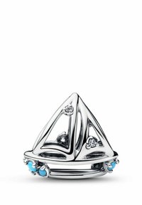 Silbernes Segelboot-Anhänger mit drei dreieckigen Segeln, verziert mit klaren und türkisfarbenen Emaille-Akzenten, auf einer runden Basis.