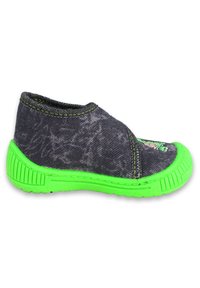 Zwarte denim instapschoen met een gestructureerd oppervlak en een felgroene rubberen zool. Voorzien van contrasterende groene stiksels en een ronde neus.