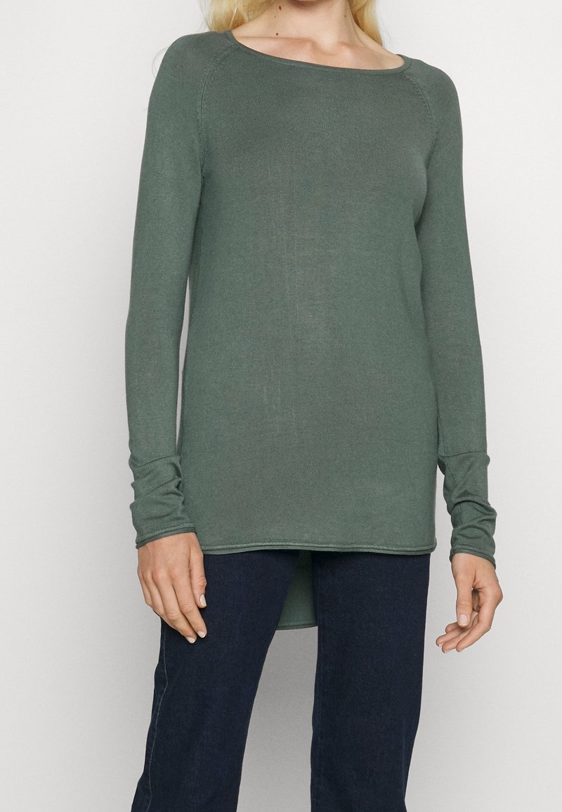 Grünes Langarmshirt aus weichem Stoff, mit rundem Ausschnitt, schmaler Passform und leicht verlängertem Rückensaum.