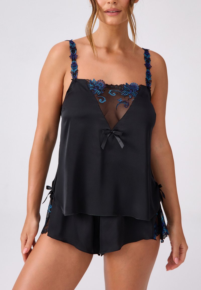 Czarny satynowy komplet koszulki na ramiączkach z niebieskimi haftami florystycznymi, przezroczystą koronką przy dekolcie oraz kokardkami na ramiączkach i szwach bocznych.