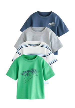 Vier gefaltete Kinder-T-Shirts in Grün mit Rennwagenmotiv, Weiß mit blauen Streifen, einfarbig Grau und Marineblau mit Rennwagenmotiv.